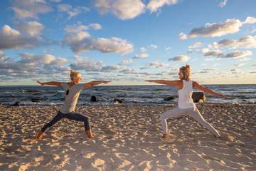 Yoga am Nordstrand zur Morgenstimmung