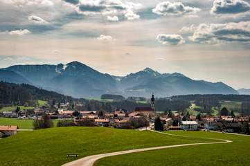 Vachendorf mit Blick auf die Chiemgauer Alpen