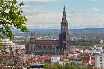 Das Ulmer Münster mit Blick auf die Alpenkette