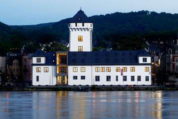 Alte Burg am Rheinufer